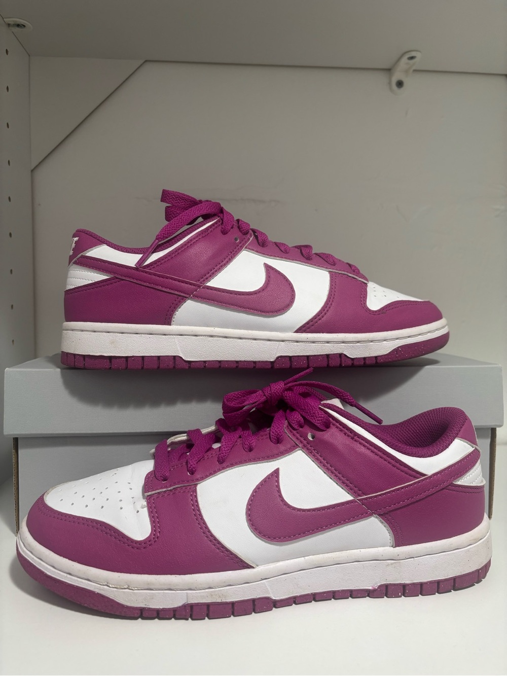 Nike Low-top dunks Magenta and White (like new)